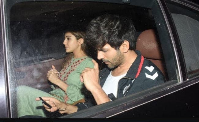 VIDEO : सारा अली खान के आते ही जब लड़के ने कहा - कार्तिक भईया, भाभी आ गई...