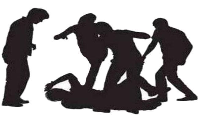 कथित प्रेमिका से मिलने पहुंचा प्रेमी, प्रेमी को पिटता देख प्रेमिका ने पहचानने से किया इनकार