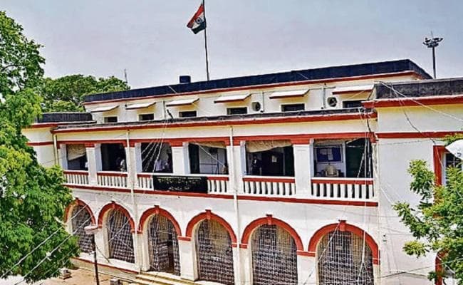 वैलेंटाइन डे पर अनूठी पहल, पटना कलेक्ट्रेट की इमारत के साथ लोगों ने मनाया जश्न