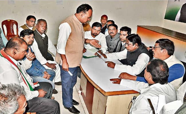 ग्रामीण विकास मंत्री आलमगीर आलम का लगा दरबार, फरियादी कम, दरबारी ज्यादा