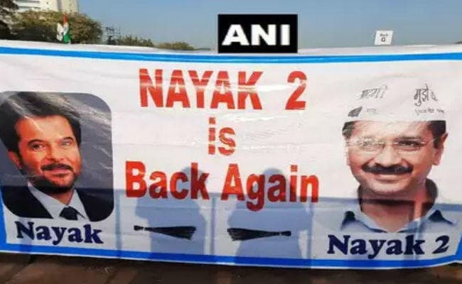 Delhi CM Arvind Kejriwal Oath Ceremony: ''केजरीवाल की तीसरी कसम'' : हाथ में ''नायक'' का पोस्टर लेकर पहुंचे समर्थक