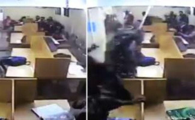 जामिया कोऑर्डिनेशन कमिटी ने जारी किया वीडियो, लाइब्रेरी में छात्रों पर लाठी बरसाती नजर आयी पुलिस