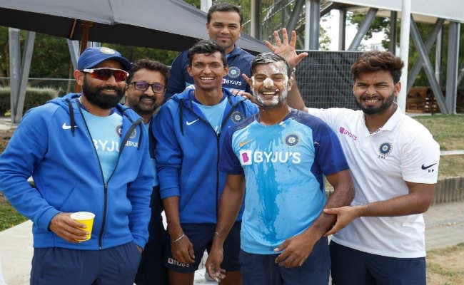 India vs New Zealand अभ्यास मैचः ‘बर्थडे बॉय” मयंक अग्रवाल ने बनाये रन, पंत भी फार्म में लौटे India vs New Zealand अभ्यास मैचः ‘बर्थडे बॉय” मयंक अग्रवाल ने बनाये रन, पंत भी फार्म में लौटे