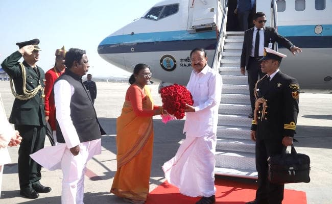 दो दिन की झारखंड यात्रा पर उपराष्ट्रपति एम वेंकैया नायडू रांची पहुंचे, राज्यपाल द्रौपदी मुर्मू ने किया स्वागत