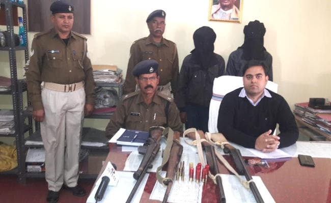 झारखंड में पीएलएफआइ के दो उग्रवादी गिरफ्तार, चार राइफल व भारी मात्रा में कारतूस बरामद