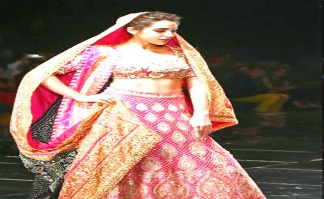 सारा अली खान का वीडियो वायरल, नागिन धुन पर रैंप वॉक कर जीता फैंस का दिल