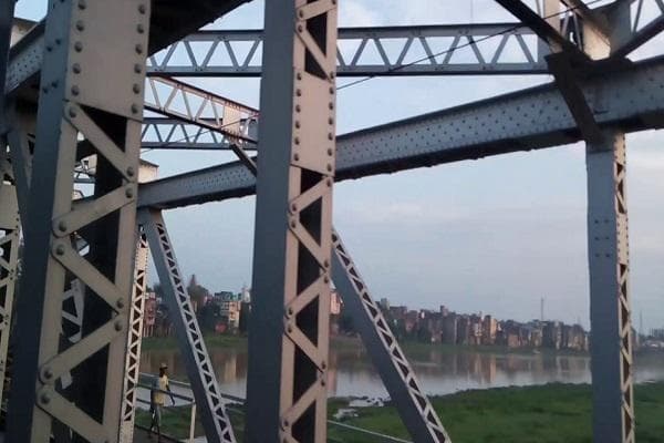 रेलवे पुल से नदी में गिरी महिला की मौत