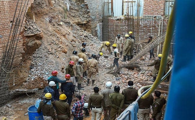 दिल्ली में निर्माणाधीन इमारत गिरी, एक की मौत, एक को बचाया गया