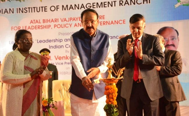 चरित्र, समर्पण, आचरण व क्षमता का एक लीडर में होना जरूरी : वेंकैया नायडू