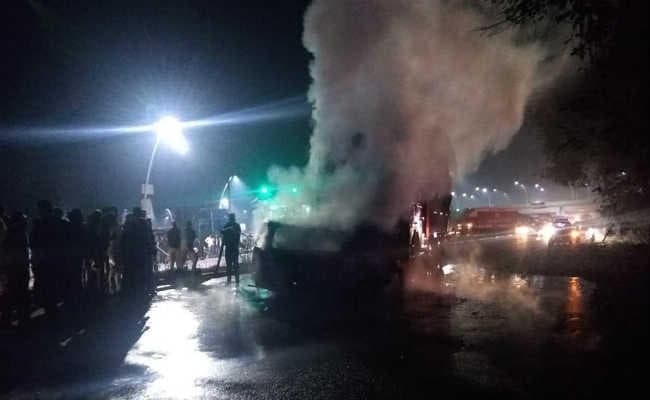 आगरा-लखनऊ एक्सप्रेस वे पर दर्दनाक हादसा, ट्रक से टकराकर वैन में लगी आग, 7 लोग जिंदा जले