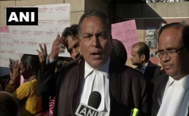 Nirbhaya Case: डेथ वारंट पर बोले दोषी के वकील, अभी कई विकल्प बाकी