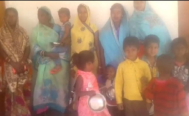 हजारीबाग : बेलतू आंगनबाड़ी केंद्र में ग्रामीणों ने जड़ा ताला, सेविका पर कार्रवाई की मांग