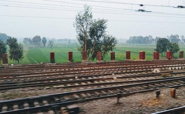 ट्रैक पार कर रहा था युवक, पटरी में फंसी बाइक और सामने से आ गयी ट्रेन...