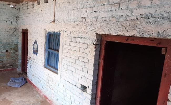 नक्सलियों के सुरक्षा घेरे में रहते हैं माओवादी नेता, गरीब आदिवासियों का करते हैं शोषण….