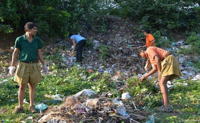 आरएसएस के स्वयंसेवकों ने सेवा सप्ताह के तहत की तालाब की सफाई