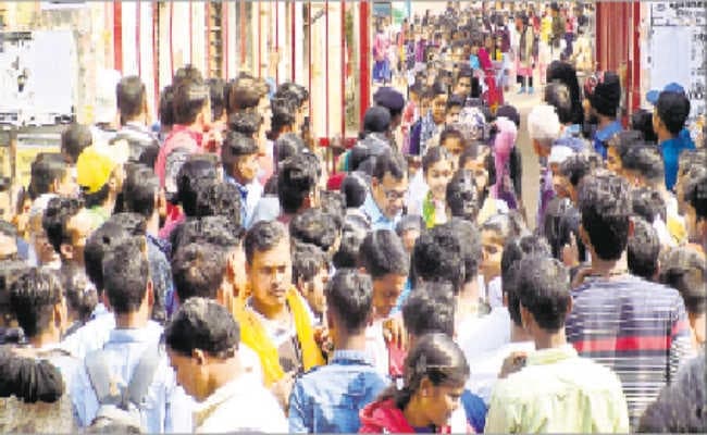 दो मुन्नाभाई समेत एक छात्र को किया गिरफ्तार