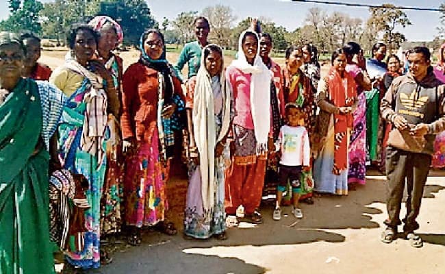 अंधविश्वास या परंपरा : बेटे की सलामती के लिए गांव-गांव भीख मांग रही महिलाएं