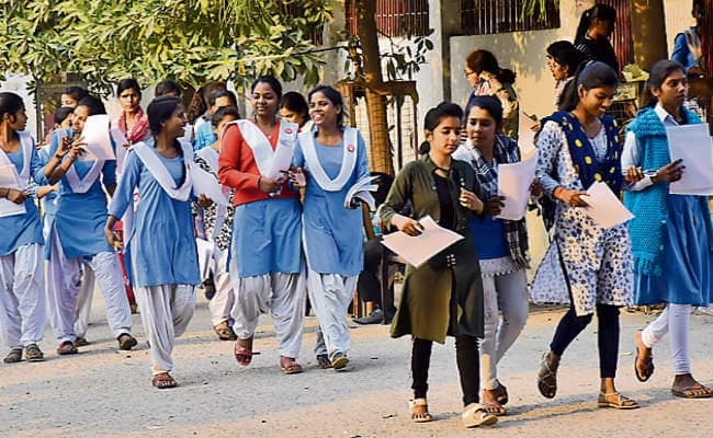 हड़ताल के बीच शुरू हुई मैट्रिक परीक्षा, 50 निष्कासित, आज गणित की परीक्षा