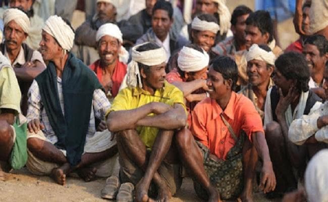 आदिवासी महिला-पुरुषों से नक्सली लीडर कराते हैं दिहाड़ी मजदूरी