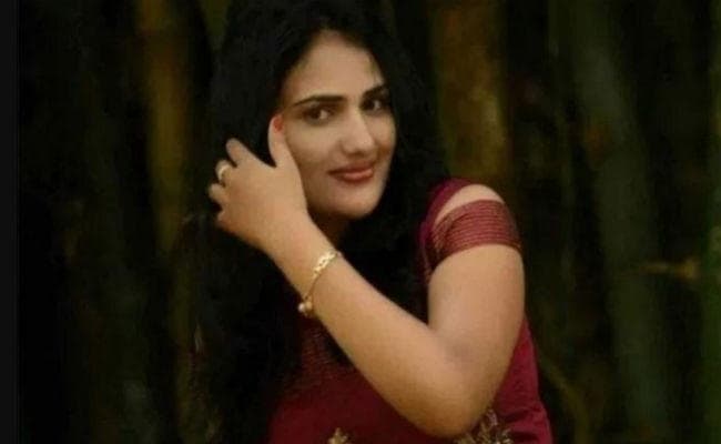 Singer Sushmita Suicide: इस गायिका ने कर ली आत्‍महत्‍या, सुसाइड नोट में लिखा - मेरे ससुरालवालों को मत छोड़ना...
