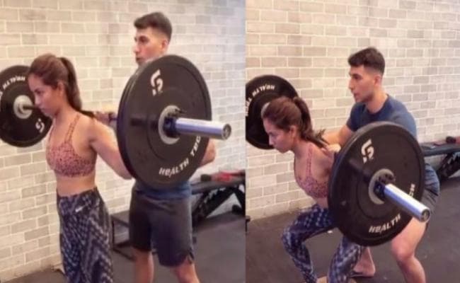 जिम में पसीना बहाती नजर आयीं मीरा राजपूत, कंधे पर 40 किलो का वजन उठाकर किये स्क्वॉट्स