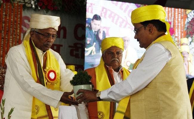 बीएयू दीक्षांत समारोह के मंच पर जगह नहीं मिलने पर भड़के विधायक, कुलपति को भला बुरा कहा