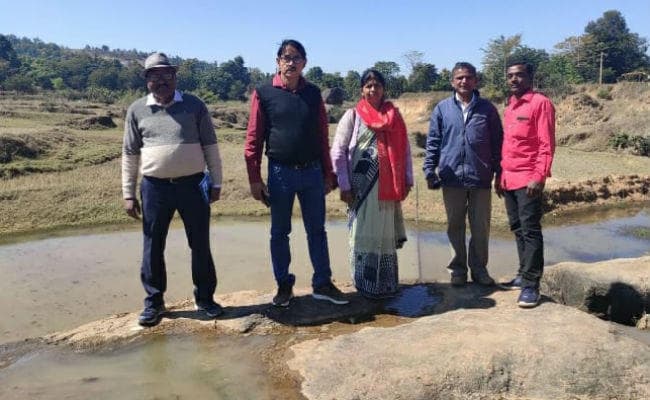 प्रभात खबर इंपैक्ट : पुलिया व सड़क नहीं, बीडीओ ने कहा- पुल, सड़क के लिए डीसी को लिखेंगे पत्र