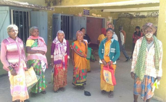 गुमला : पेंशन के लिए सरकारी बाबुओं के कार्यालय का चक्कर लगा रहे वृद्ध व विधवा