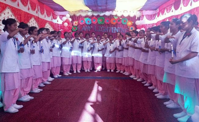 हिल व्यू नर्सिंग स्कूल में 9वीं लैंप लाइटिंग समारोह का हुआ आयोजन