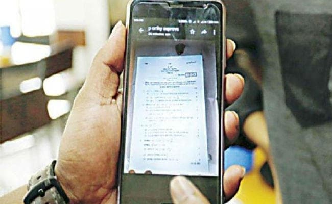 परीक्षा शुरू होने के कुछ ही देर में सोशल मीडिया पर बांग्ला का प्रश्नपत्र वायरल