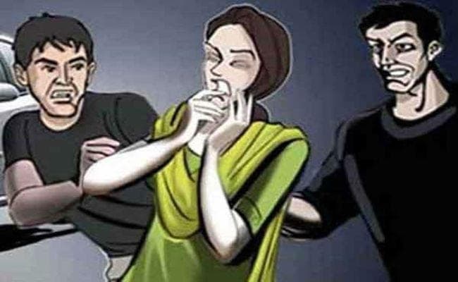 छेड़खानी का विरोध किया तो सरेआम युवती को पीटा
