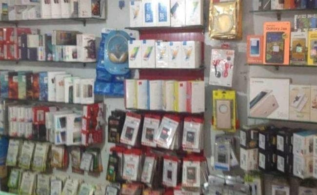 चीन में फैले कोरोना वायरस का असर, सप्लाई बंद : मोबाइल बैटरी, चार्जर सहित कई इलेक्ट्रॉनिक उत्पाद हुए महंगे