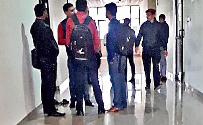 रिम्स में मुनाफे का खेल : मरीजों को सीधे एमआर बेच रहे दवा 25% तक ज्यादा वसूल रहे हैं कीमत
