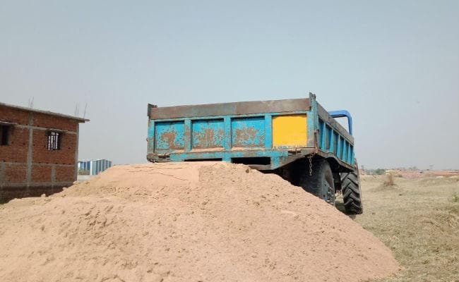 रांची के 500 बालू ट्रक हड़ताल पर, बालू की कालाबाजारी शुरू