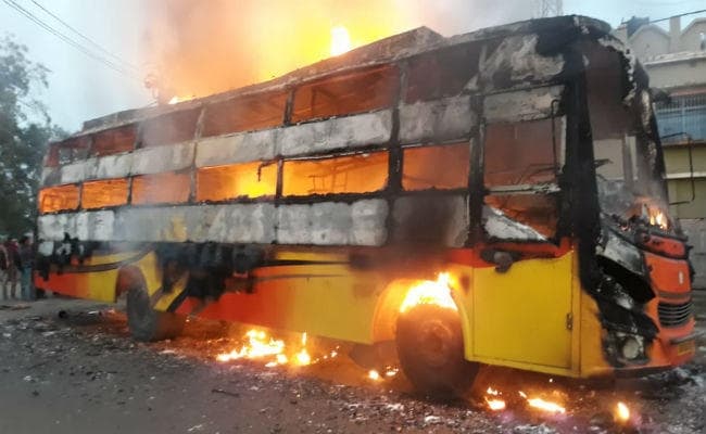 झारखंड: गहरी नींद में थे यात्री तभी चलती बस बनी आग का गोला, यात्रियों ने कूद-फांद कर बचायी जान