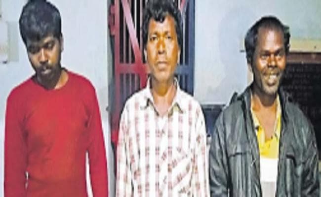 शराबी बनकर नाटकीय अंदाज में पहुंचे थानेदार, तीन विक्रेता गिरफ्तार