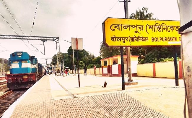 पश्चिम बंगाल के गांव में तृणमूल कांग्रेस के पार्टी कार्यालय के सामने बिखरे मिले दर्जनों बम