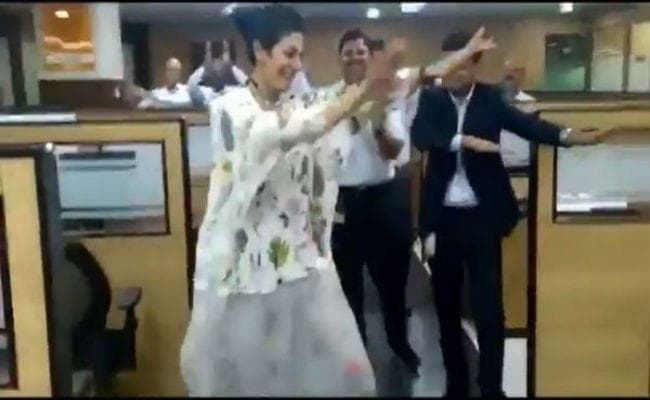 VIRAL: ऑफिस में स्टाफ के साथ जमकर नाचीं CEO, वायरल हुआ VIDEO