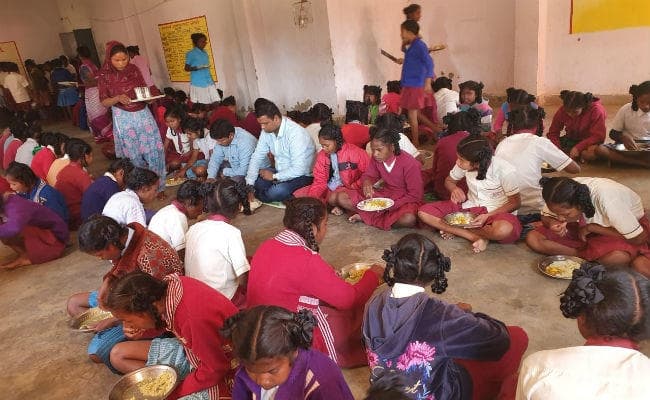 सिमडेगा : निरीक्षण के दौरान कस्तूरबा गांधी आवासीय विद्यालय में अनियमितता उजागर