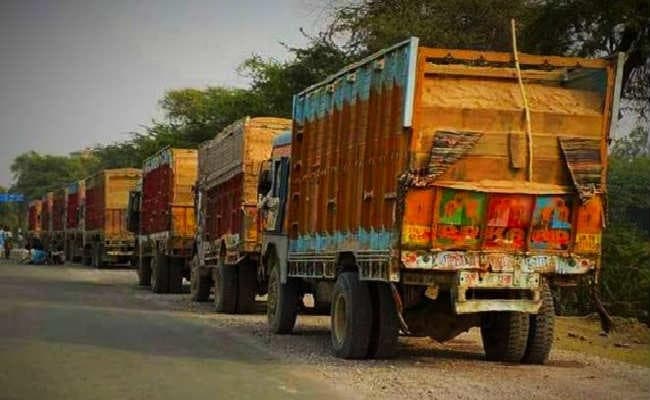 नहीं रुक रहा है ओवरलोड बालू लदे ट्रकों का परिचालन