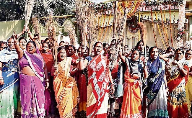 कतरास : विधायक ढुलू महतो को गिरफ्तार करने पहुंची पुलिस, हुआ विरोध