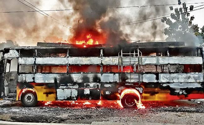 महेशपुर : बस में करंट से लगी आग, 30 यात्री बचे