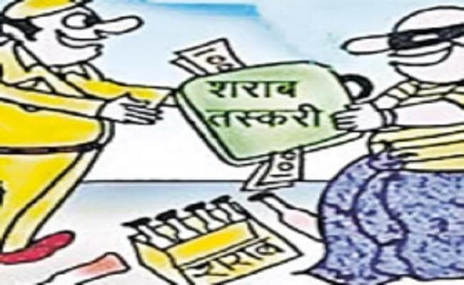 शराब तस्करों को पकड़ने के लिए ग्राहक बनकर शहर में घूम रहे अधिकारी