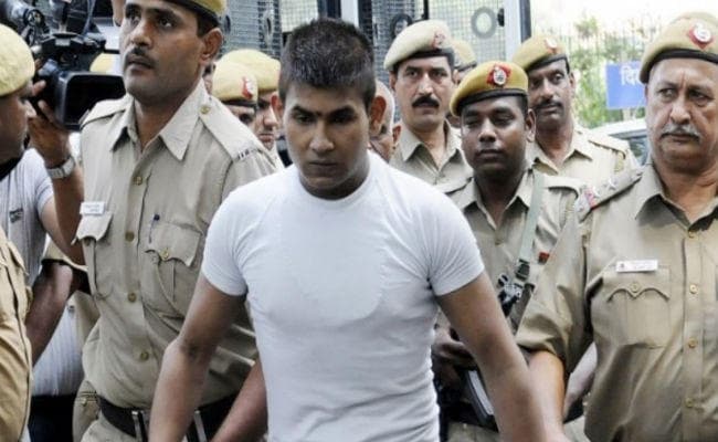 निर्भया मामला: मौत को करीब देख बढ़ी दोषियों की बेचैनी, विनय ने दीवार पर पटका सिर, घायल