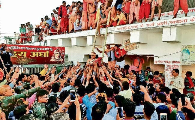 Maha Shivaratri 2020: बाबा बैद्यनाथ व पार्वती मंदिर का उतरा पंचशूल, स्पर्श करने उमड़े भक्त