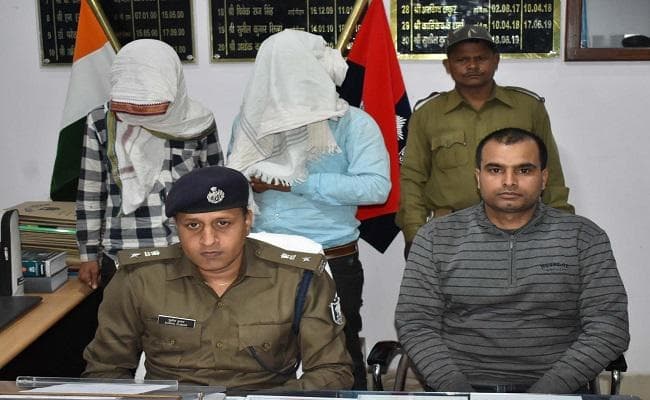 स्टूडियो की आड़ होती थी अवैध हथियारों की तस्करी, पुलिस ने किया भांडाफोड़
