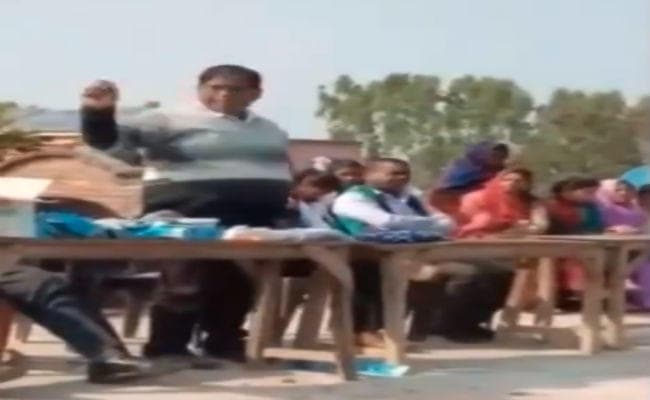 बच्चों को चीटिंग का तरीका सिखाते प्रबंधक का वीडियो वायरल, बोले- जवाब लिख के 100 का नोट डाल देना, टीचर आंख मूंद के नंबर देगा