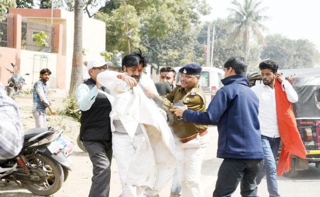 पुलिस मुख्यालय के सामने आत्मदाह का प्रयास करने वाले व्यक्ति को हिरासत में लिया गया