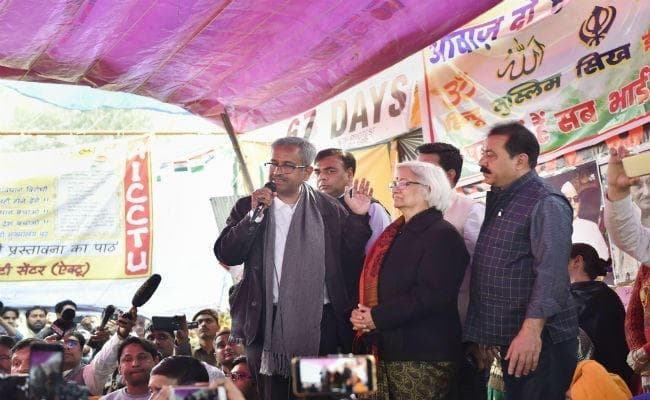 Shaheen Bagh Protest Updates: दूसरे दिन भी नहीं बनी बात, प्रदर्शनकारियों ने धरने वाली जगह से हटने से इनकार किया