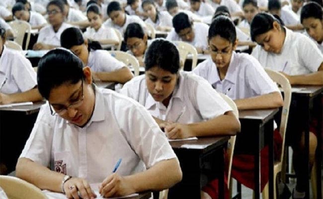 CBSE 10th Board Question Paper: बोर्ड ने कहा- प्रश्न में कोई गड़बड़ी नहीं, अंग्रेजी वालों के लिए अंग्रेजी और हिंदी वालों के लिए हिंदी प्रश्न ही होगा मान्य